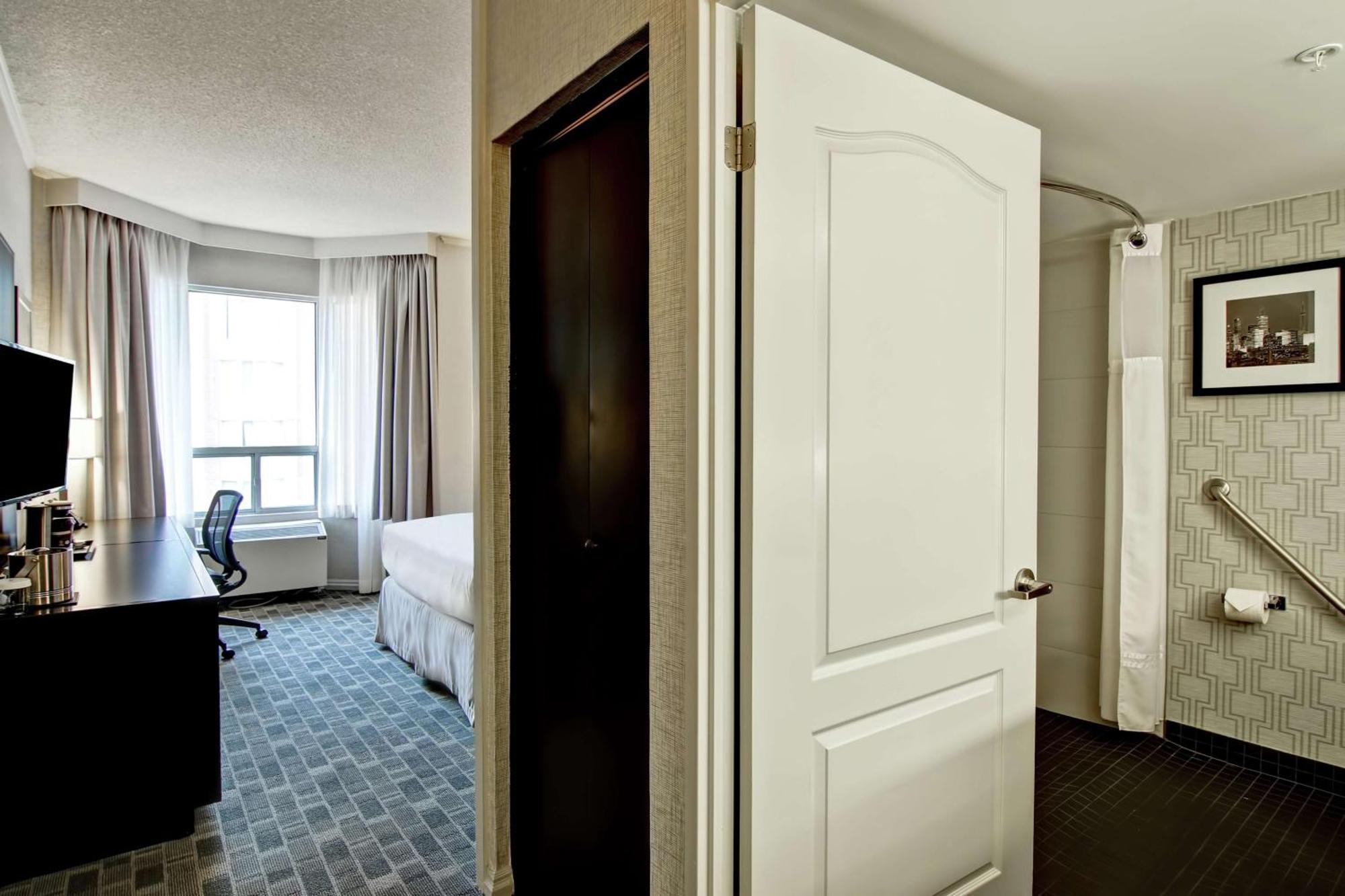 Queen Room Bath Tub Mobility Access