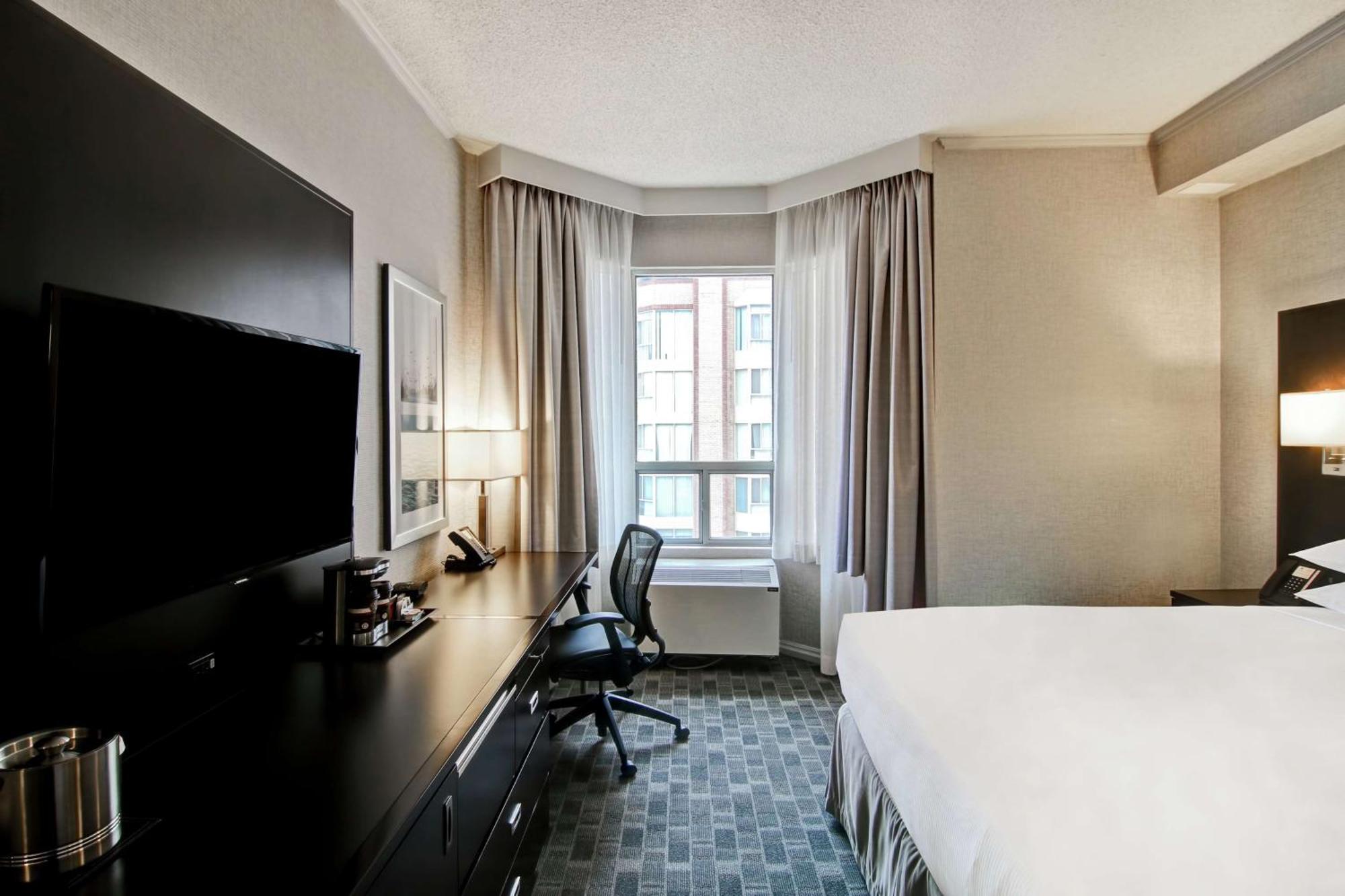 Queen Room Bath Tub Mobility Access