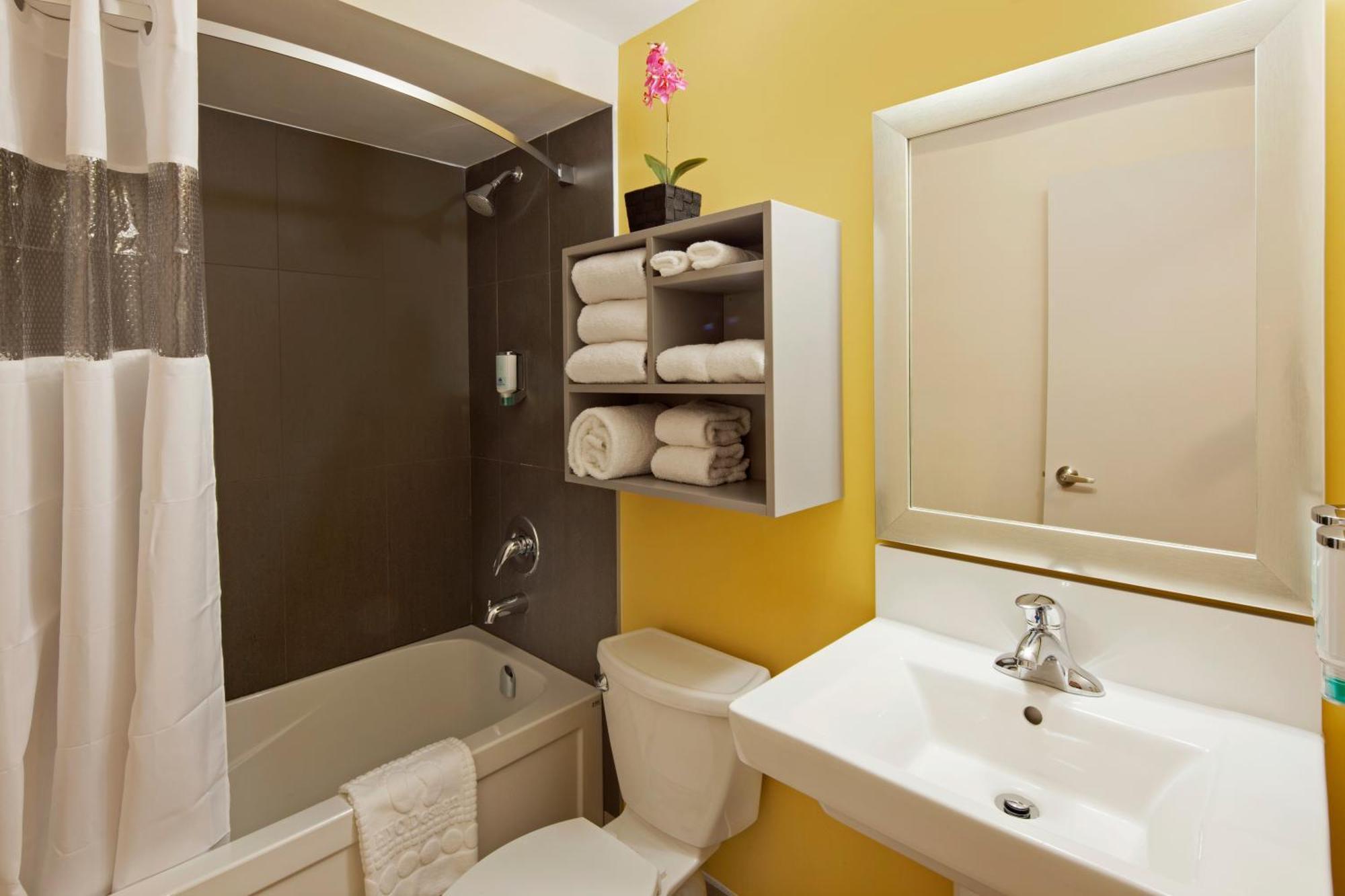 Two Queen Beds with Kitchenette - Non-Smoking