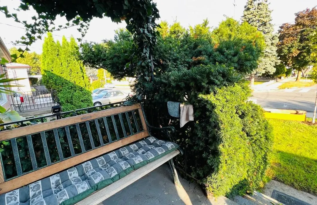 Toronto Bed & Breakfast - Free Parking-1