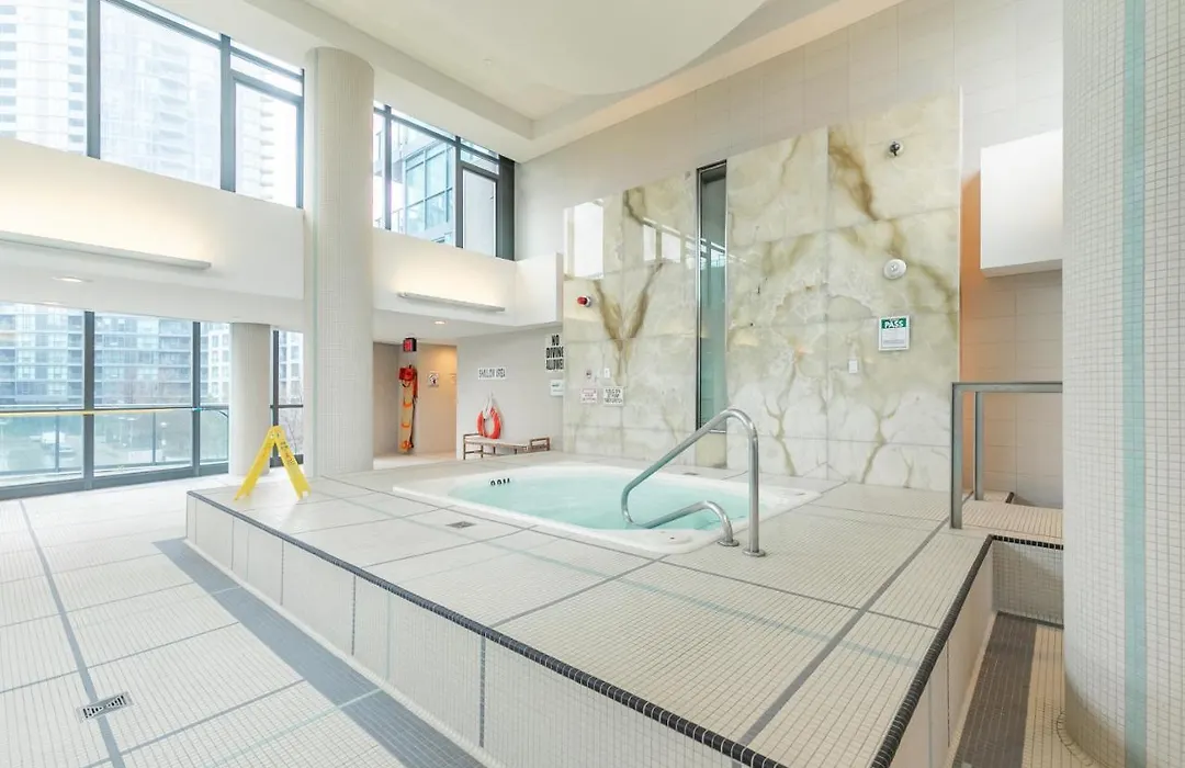 Luxury Suite With Private Patio In Downtown Toronto-1