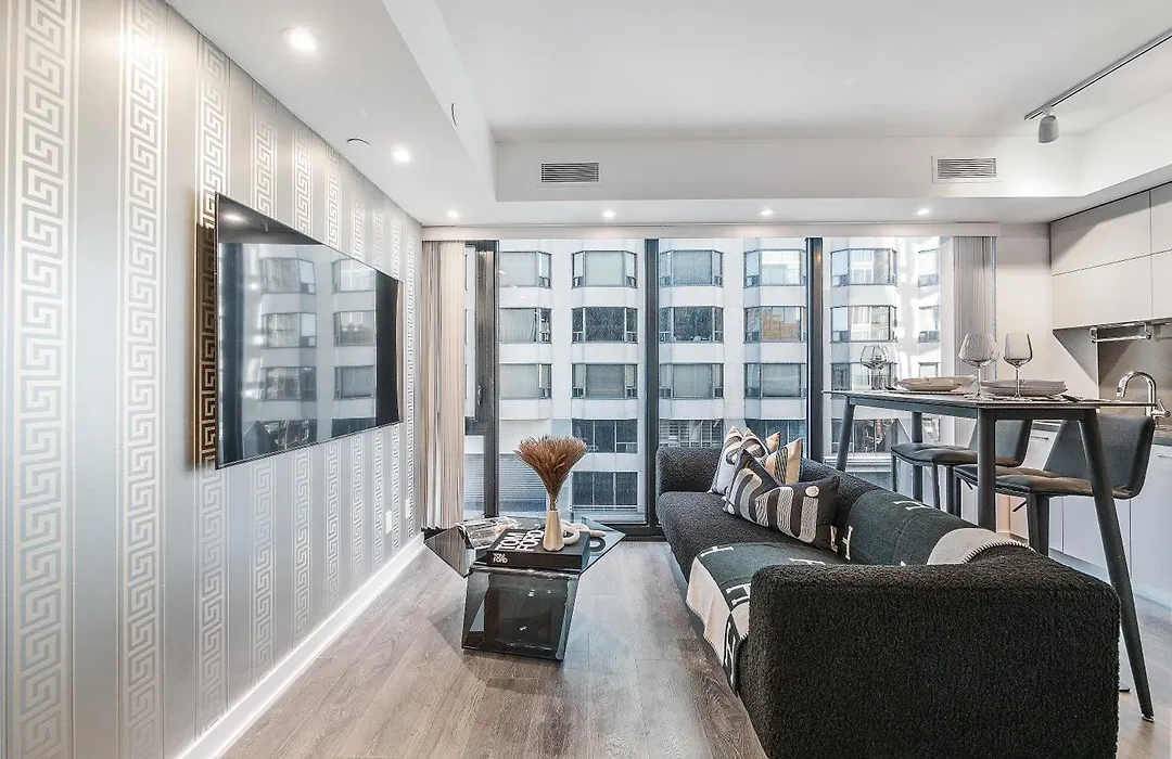 Yorkville Plaza Suites - Pool & Hot Tub-1