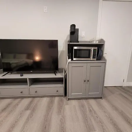 Guest House Basement - Master Bedrooms In Bayview Village-2