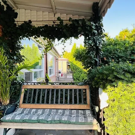 Toronto Bed & Breakfast - Free Parking-3