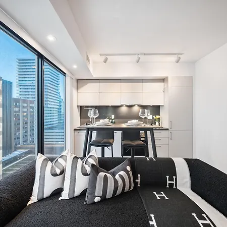 Yorkville Plaza Suites - Pool & Hot Tub-3
