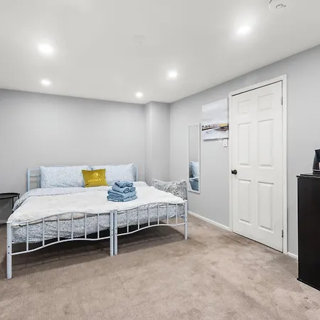 Rooming House In Scarborough By Globalstay-3