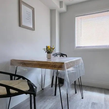 Renovated Guest Suite Near The Lake & High Park In Toronto!-2