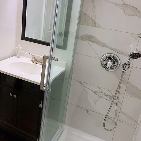 Nice Rooms With Private Bath In Mid Town Toronto-3